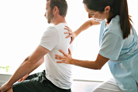 masajista tocando la espalda del paciente