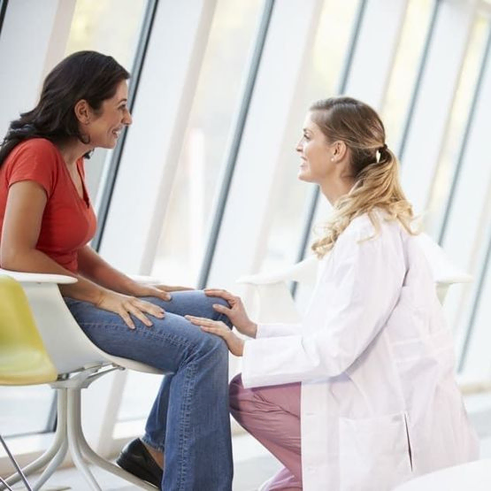 psicóloga hablando con paciente